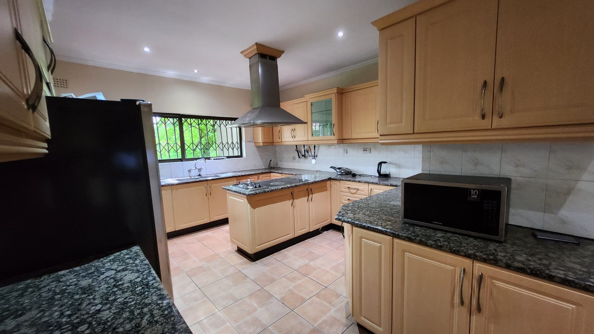 Fitted kitchen with island